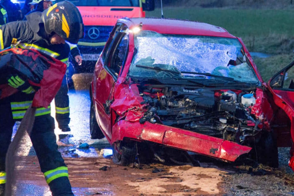 Der andere Fahrer wurde in seinem Fahrzeug eingeklemmt.