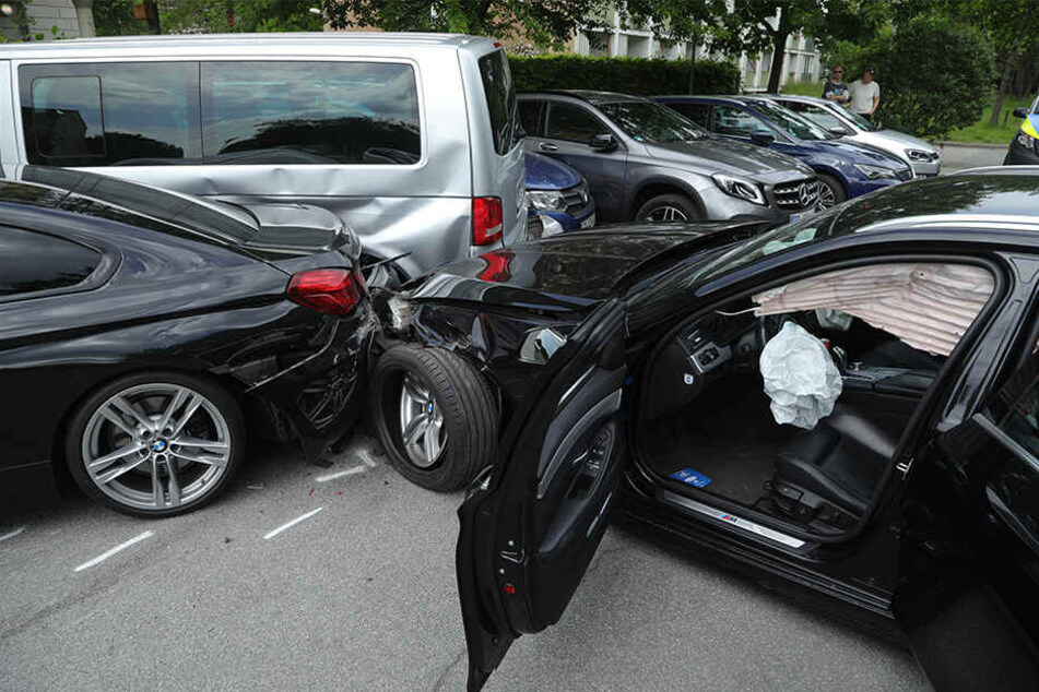 Der schwarze BMW rammte die anderen Fahrzeuge.