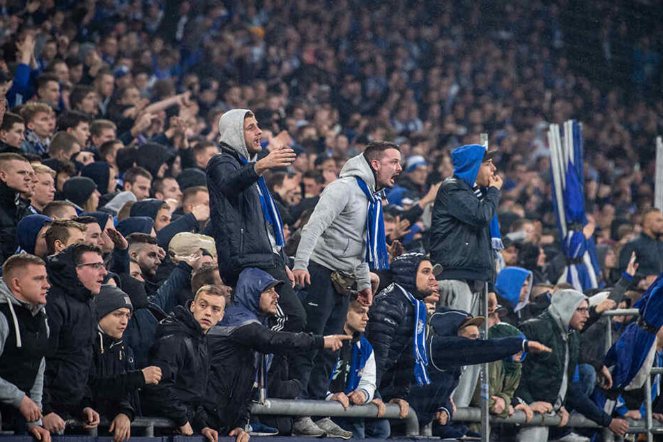 Waren außer sich: Die Fans des FC Schalke 04 ließen ihren Frust raus.