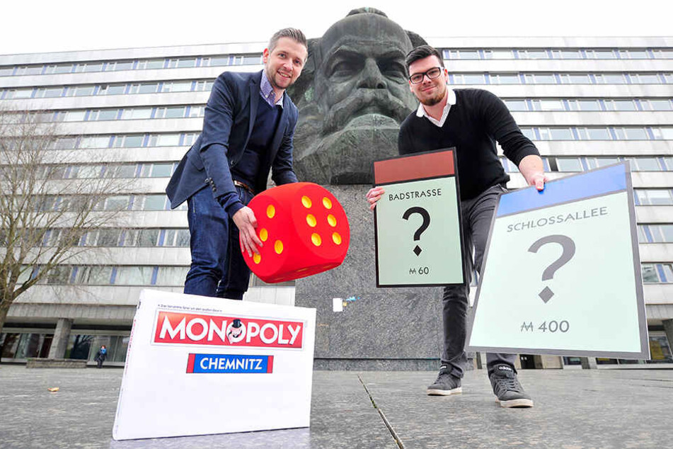 Die Monopoly-Macher Florian Freitag (30, l.) und Lukas Lenk (22) von der Agentur „polar1“ arbeiten fieberhaft an einer Chemnitz-Edition des Spiele-Klassikers.