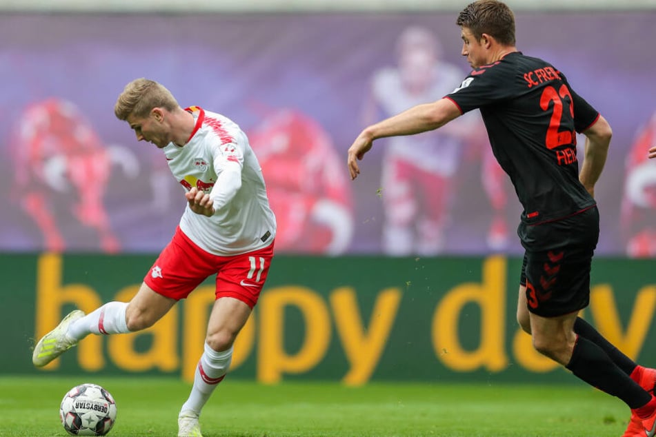 Timo Werner (l.) drehte sich in der 19. Minute um Gegenspieler Dominique Heintz und markierte das 1:0 für RB.