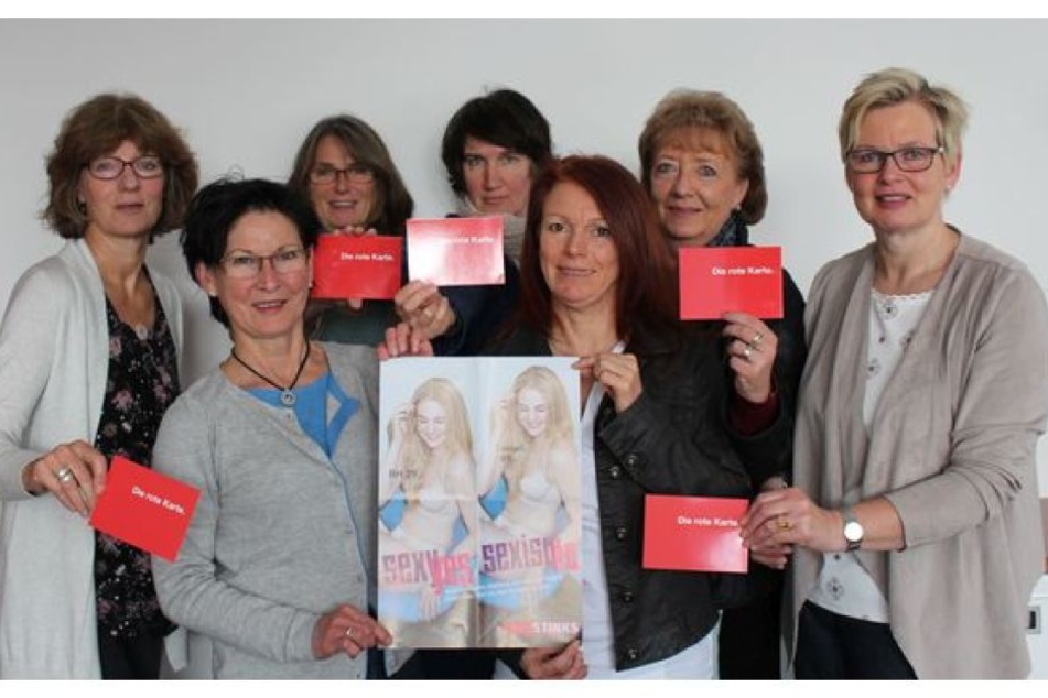 Die Gleichstellungsbeauftragten im Kreis Gütersloh unterstützen mit der roten Karte die Kampagne von "Pinkstinks" gegen frauenfeindliche Werbung.