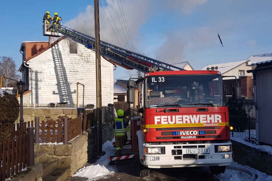 Die Feuerwehr ist mit einem Großaufgebot vor Ort.