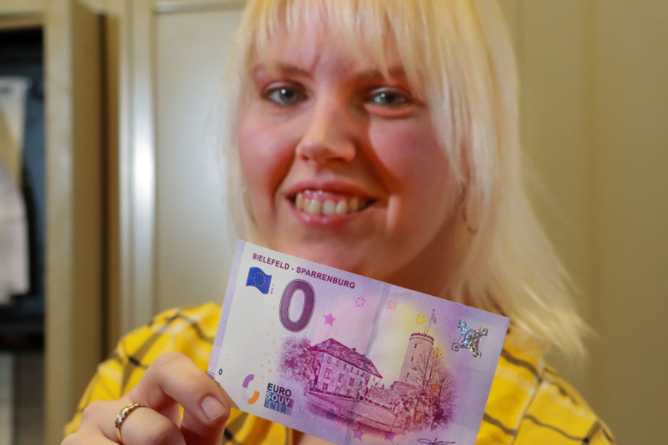 Jacky Rieger zeigt stolz die Bielefelder-Banknote.
