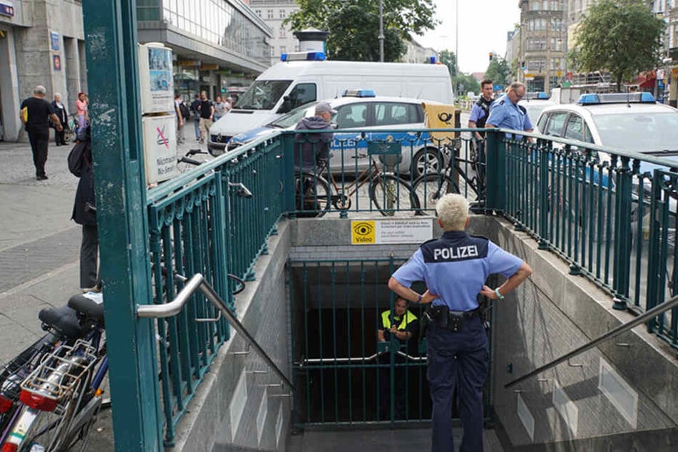 Kein rein und raus mehr: Der U-Bahnhof wurde abgeriegelt.