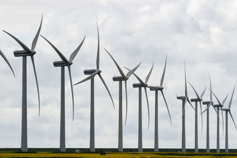 Es gibt neue Regeln für den Abstand von Windkraftanlagen und reinen Wohngebieten in NRW (Symbolbild).