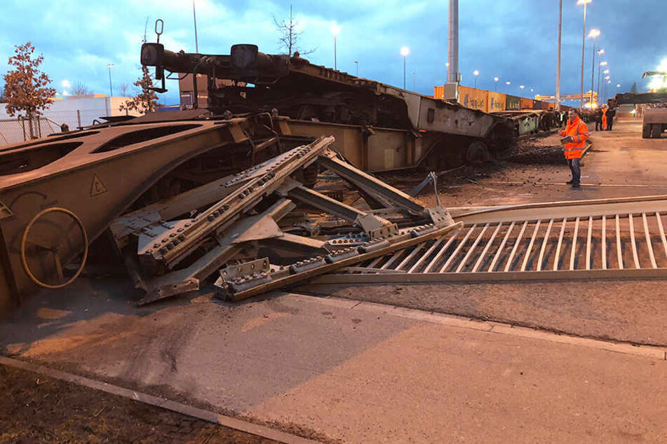 Mehrere Waggons wurden über den Prellbock geschoben.