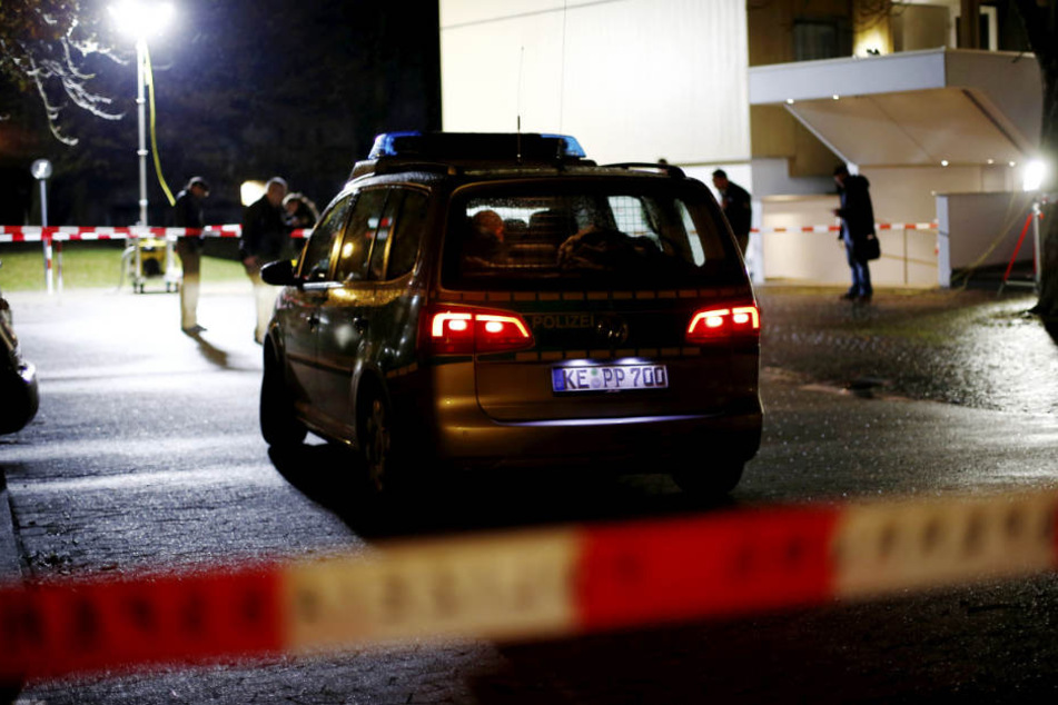 Ein Polizeiwagen am Abend des 18. November 2016 vor dem Hochhaus in Neu-Ulm. (Archivbild)