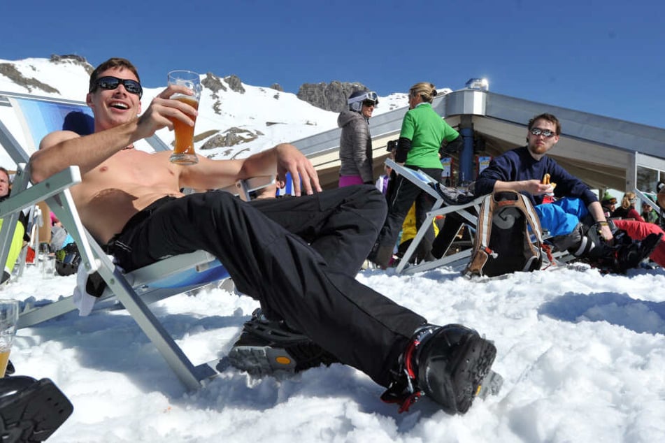 Das Vergnügen auf der Hütte gehört für viele zum Skiurlaub dazu. (Symbolbild)