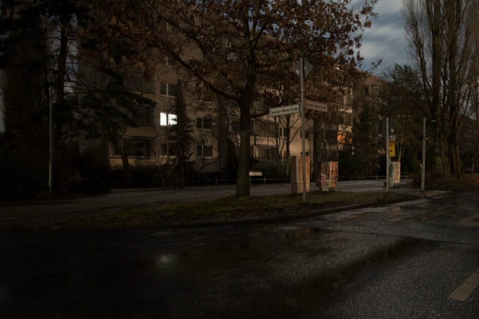 Lone Survivor: Nur bei einem einzigen Fenster brennt Licht.