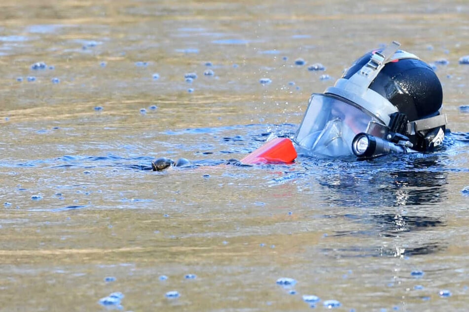 Retter mussten die Leiche des 16-Jährigen aus dem Fluss bergen. (Symbolbild)