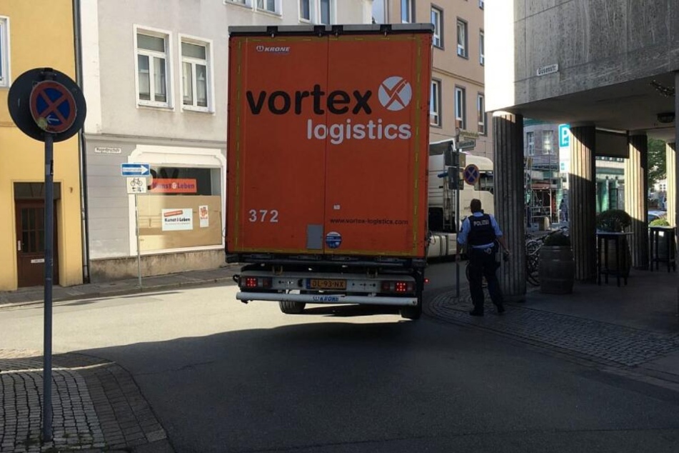 Der Lastwagen kam einfach nicht um die Ecke.