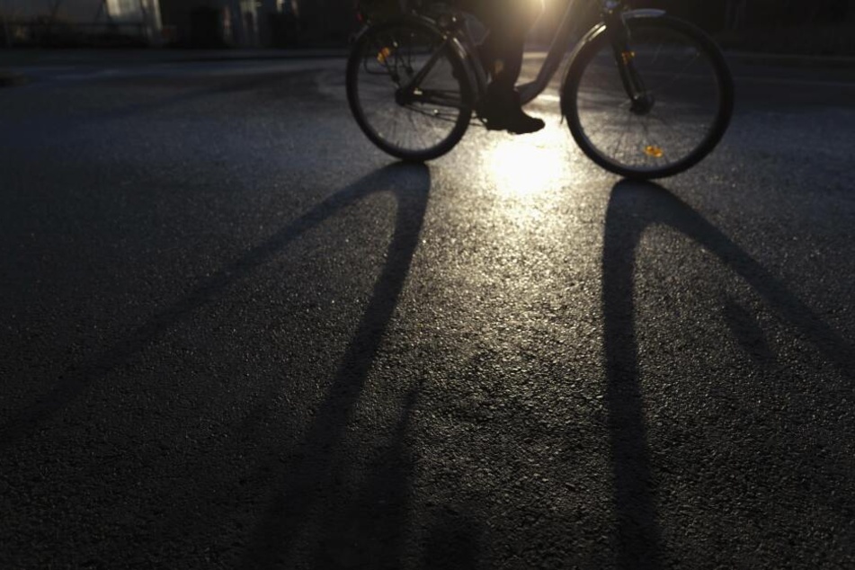 Als der 17-Jährige sich mit seinem Fahrrad nach hause begab, lauerten ihm drei Unbekannte auf. (Symbolbild)