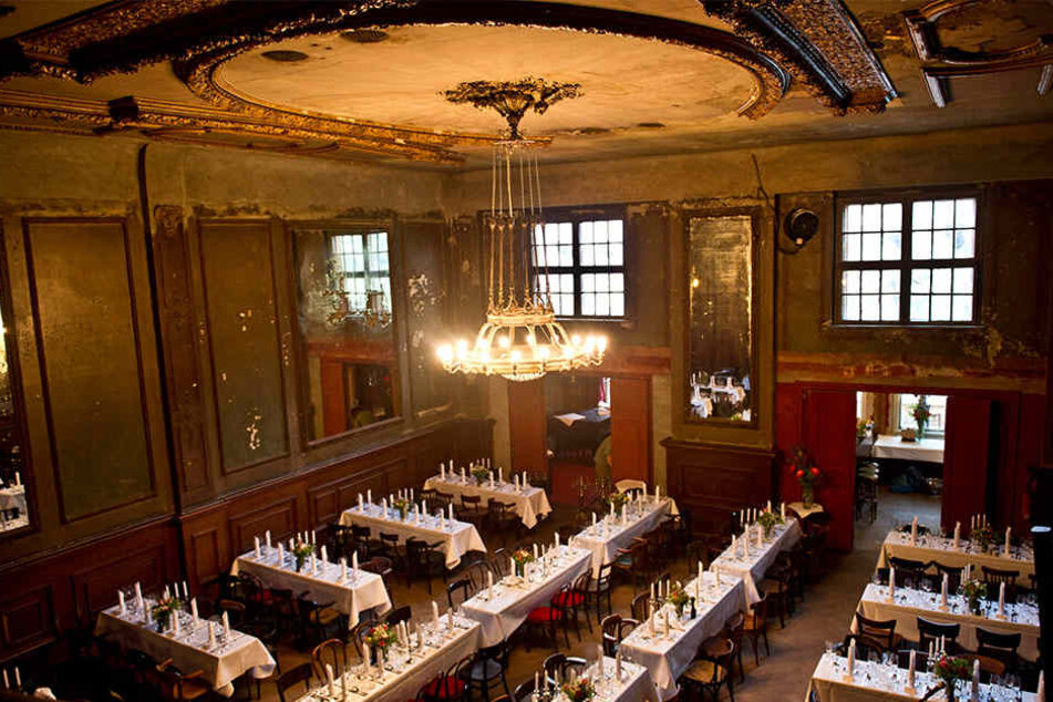 Der 120 m² große Spiegelsaal im Ballhaus ist etwas in die Jahre gekommen.