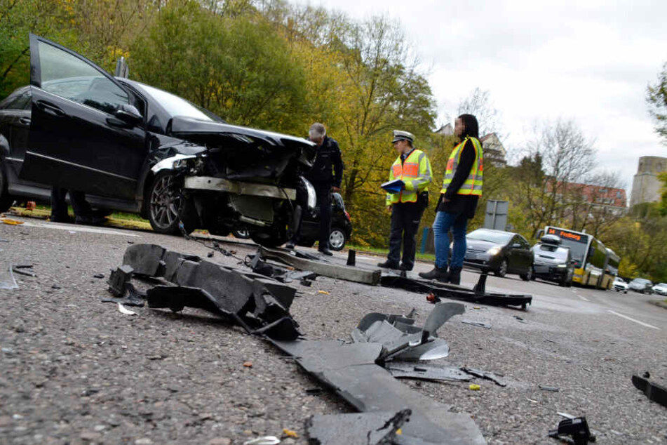 Trümmer des Mercedes liegen auf der Straße.