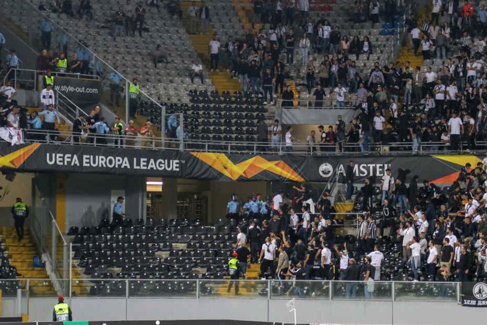 Die Polizei zwischen den beiden Fanblöcken.