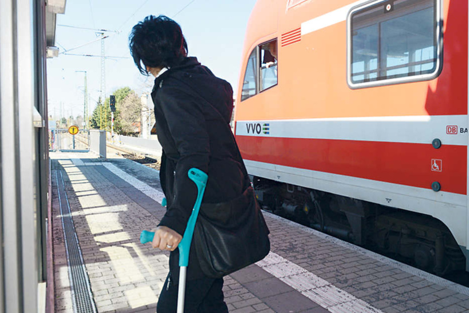 Fahrgast Andrea S. (53) kauerte nach dem Brems-Unfall in der S1 an dieser
Stelle auf dem Bahnsteig. Der Lokführer soll trotz mehrere Hinweise auf das
Opfer weiter gefahren sein.