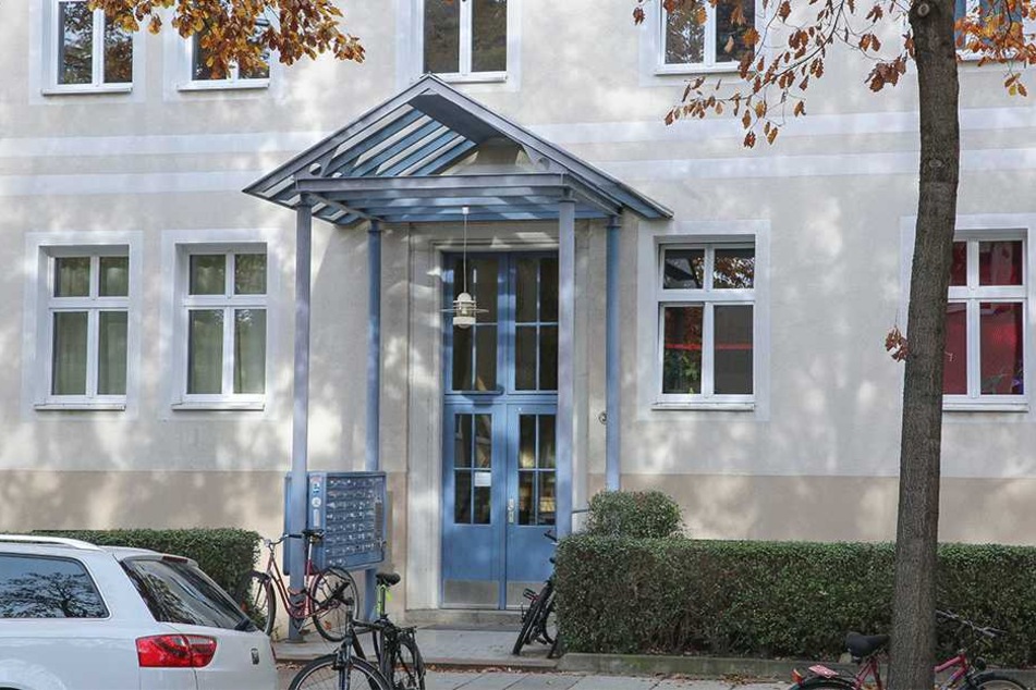 Ein Mann (22) betrat dieses Mehrfamilienhaus an der Reichenbachstraße und trat oben eine Wohnungstür ein.
