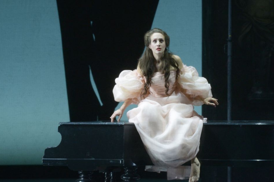 Lacroix entwarf die Kostüme für die Produktion "I Puritani", die in der Alten Oper in Frankfurt am 2. Dezember Premiere feiert.
