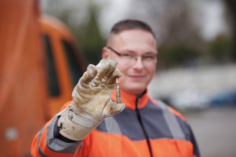 Manuel Körner (33) von der Stadtreinigung fand sogar Weltkriegsmunition. Diese wird nun gesondert entsorgt.