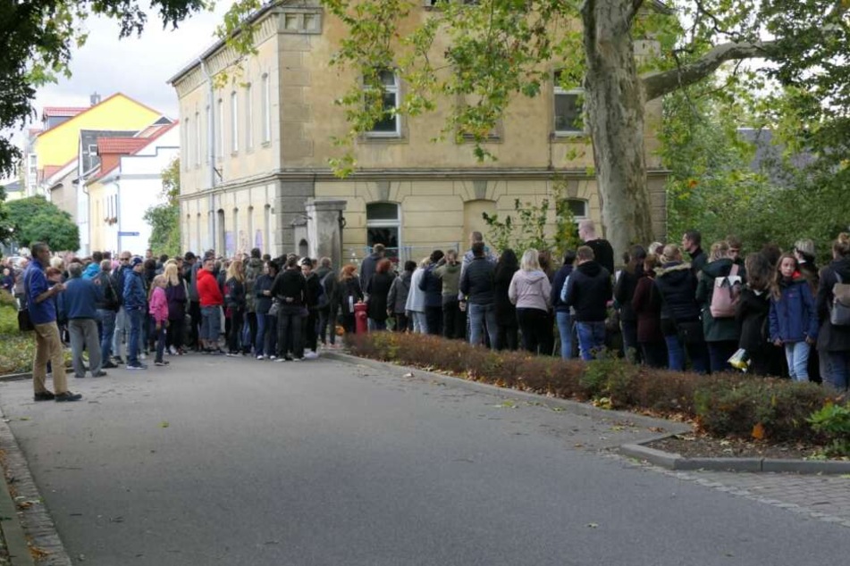 Etwa 500 Menschen hatten sich am Montag vor der alten Mühle versammelt, um dem verstorbenen Lion zu gedenken.