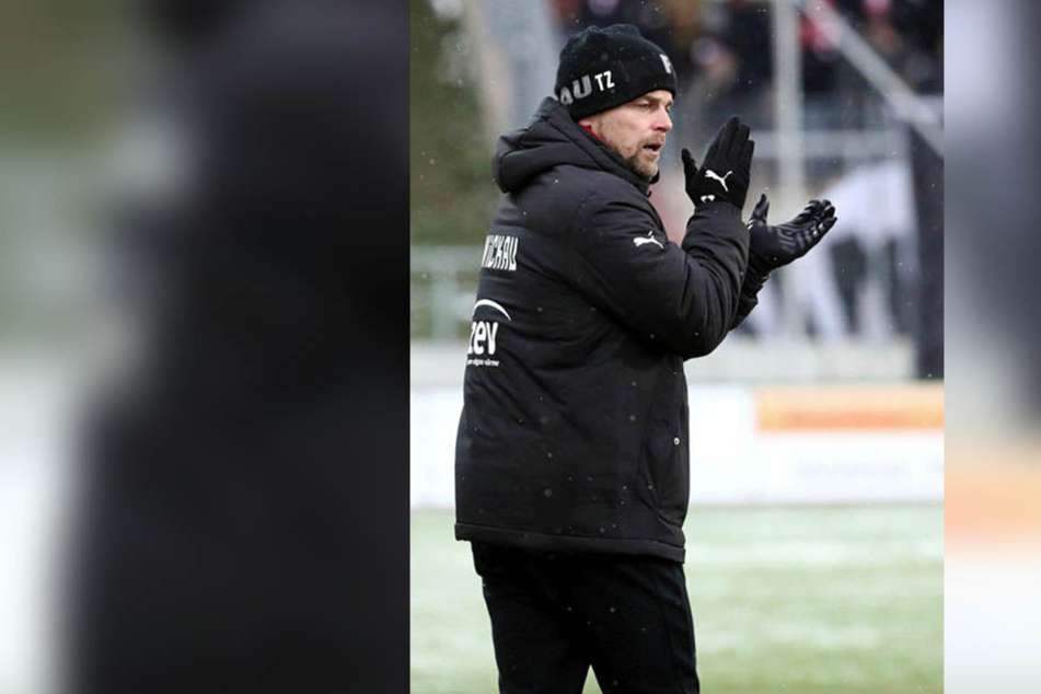 Beifall für Nils Miatke: FSV-Trainer Torsten Ziegner ist zufrieden.
