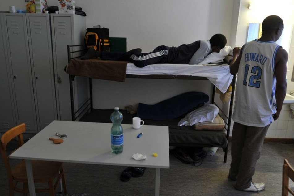 Der Flüchtling gab an, minderjährig zu sein. Ein test zeigte jedoch, dass er mindestens 26 Jahre alt ist. (Symbolbild)