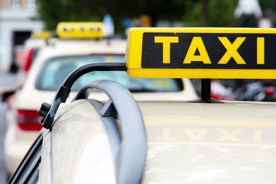 Die dreifache Mutter hatte das Taxi stoppen wollen und den Fahrer bei etwa 70 Stundenkilometern vom Rücksitz aus attackiert. (Symbolbild)