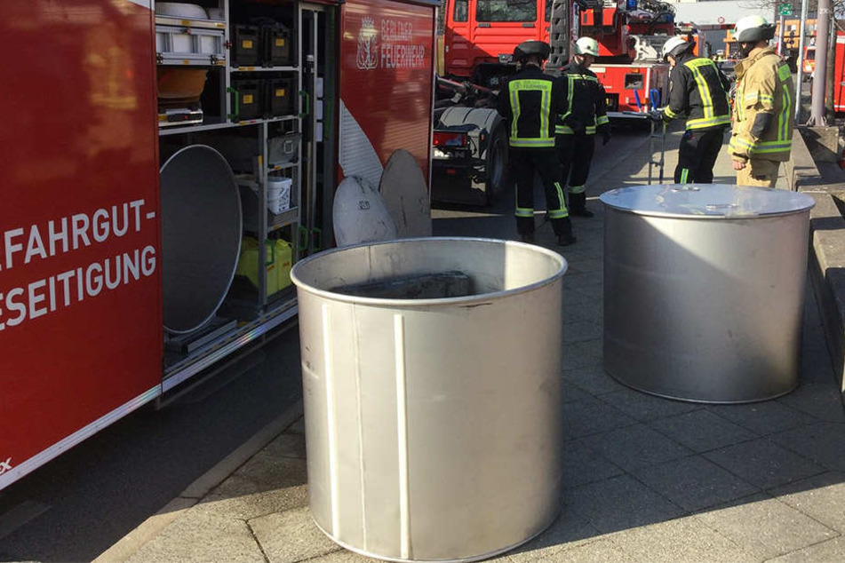 Die Chemikalienfässer werden von der Feuerwehr in größere Behältnisse verpackt.