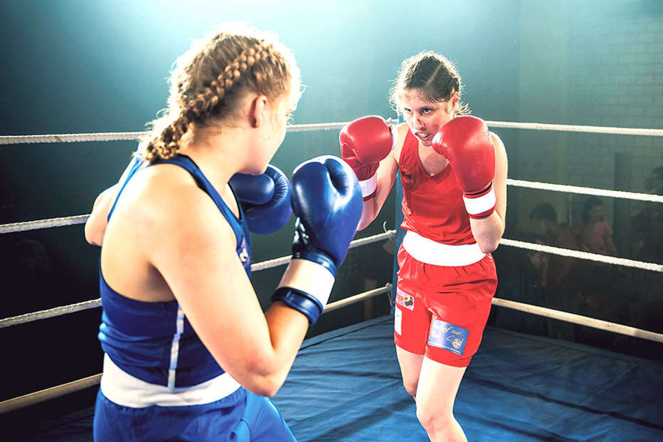 Martina Oberholzer (Tabea Buser, r.) wollte eigentlich über die Dopingszene beim Boxen auspacken.