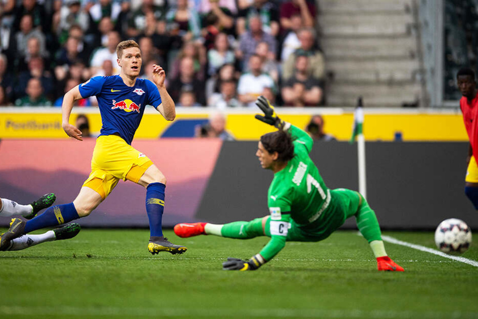 Das 2:0 für RB Leipzig: Marcel Halstenberg (l.) überwindet Gladbachs Keeper Yann Sommer.