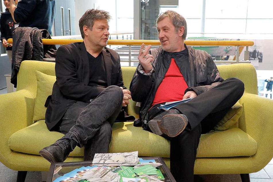 TAG24-Redakteur Bernd Rippert im Gespräch mit Robert Habeck (l.).