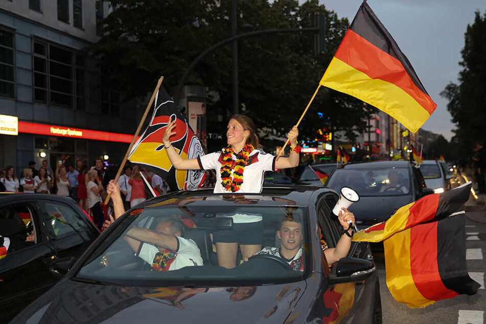 Diese feiernden Fans auf der Hamburger Reeperbahn haben laut der Beamten gleich drei Verbote missachtet!