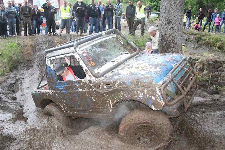 Durchs Schlammloch den Steilhang hinauf: Für die meisten der Spezial-Jeeps
kein Problem.