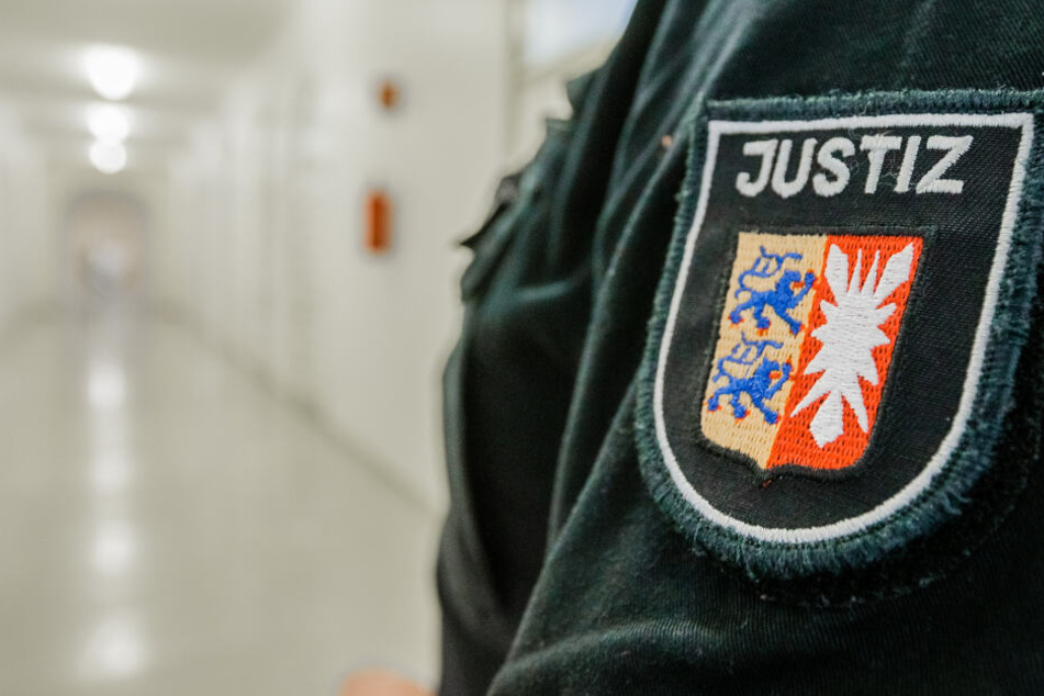 Ein Aufnäher mit der Aufschrift "Justiz" und dem schleswig-holsteinischen Landeswappen (Symbolbild).