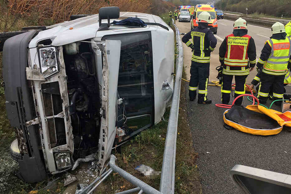 Aus noch ungeklärter Ursache krachte der Transporter in die Böschung.