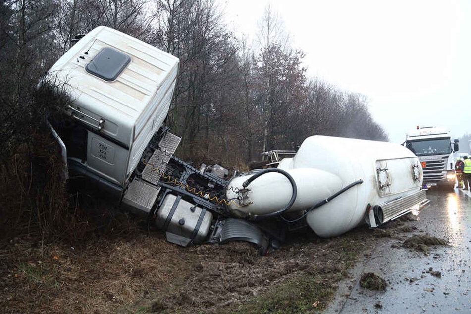 Der Lkw muss nun aus dem Graben geborgen werden.