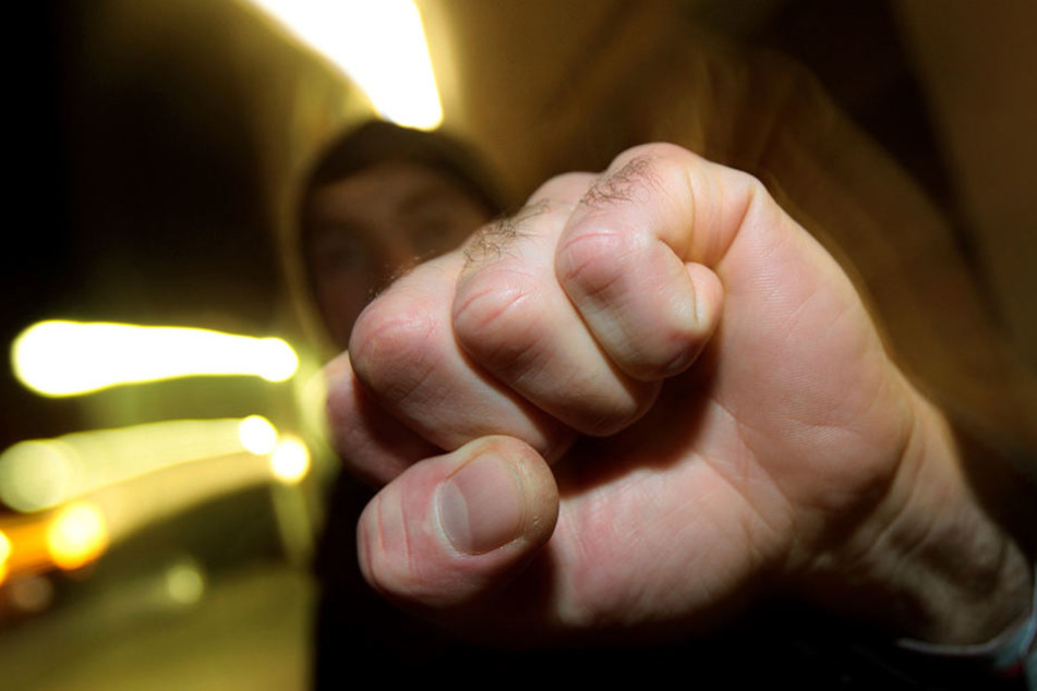 Weil der 84-Jährige ihn nicht verstand, ging der Täter auf den Rentner los. (Symbolbild)