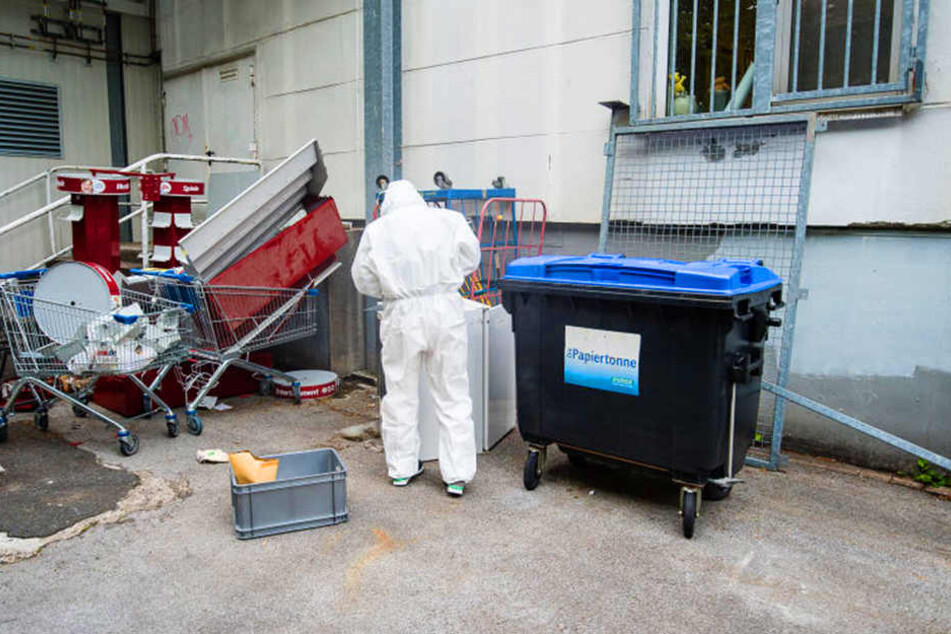 In dieser Papiertonne wurde die Leiche des 32-Jährigen gefunden.