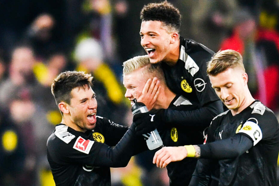 Erling Haaland (Zweiter von links) wird von seinen Teamkollegen Marco Reus (r.), Jadon Sancho (Zweiter von rechts) und Raphael Guerreiro gefeiert.