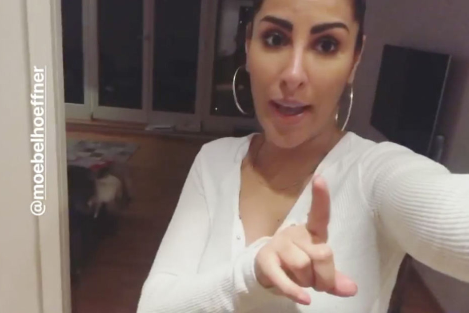 Senna macht sich auf Instagram Luft über die nicht gelieferten Möbel.