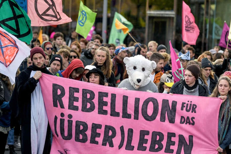 Aktivisten der Bewegung "Extinction Rebellion" demonstrieren in der Innenstadt.
