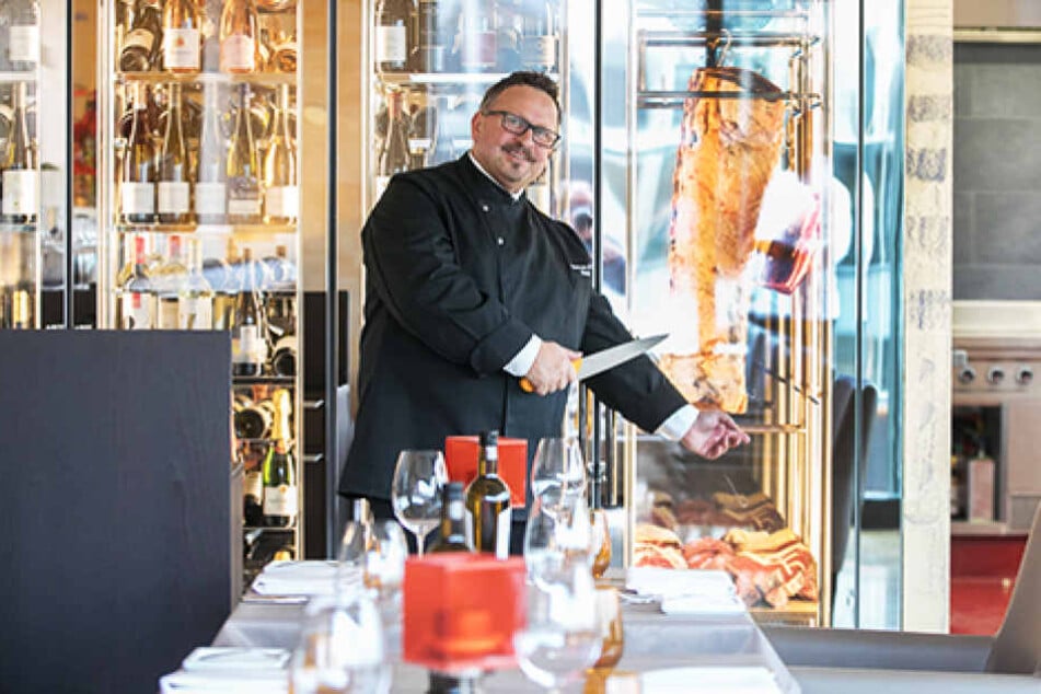 Der Hingucker im Restaurant: Restaurant-Leiter Andreas Artur Sauer (53) zeigt
stolz seinen Wein- und Fleischschrank.