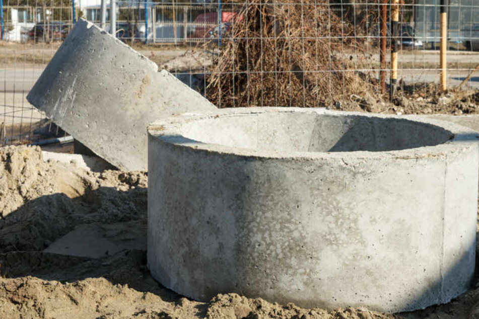 Von so einem oder so einem ähnlichen Beton-Schachtring ist der junge Mann getroffen worden. (Symbolbild)