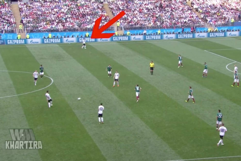 Obwohl Linksverteidiger Marvin Plattenhardt (26) völlig freisteht, wird er nicht angespielt.