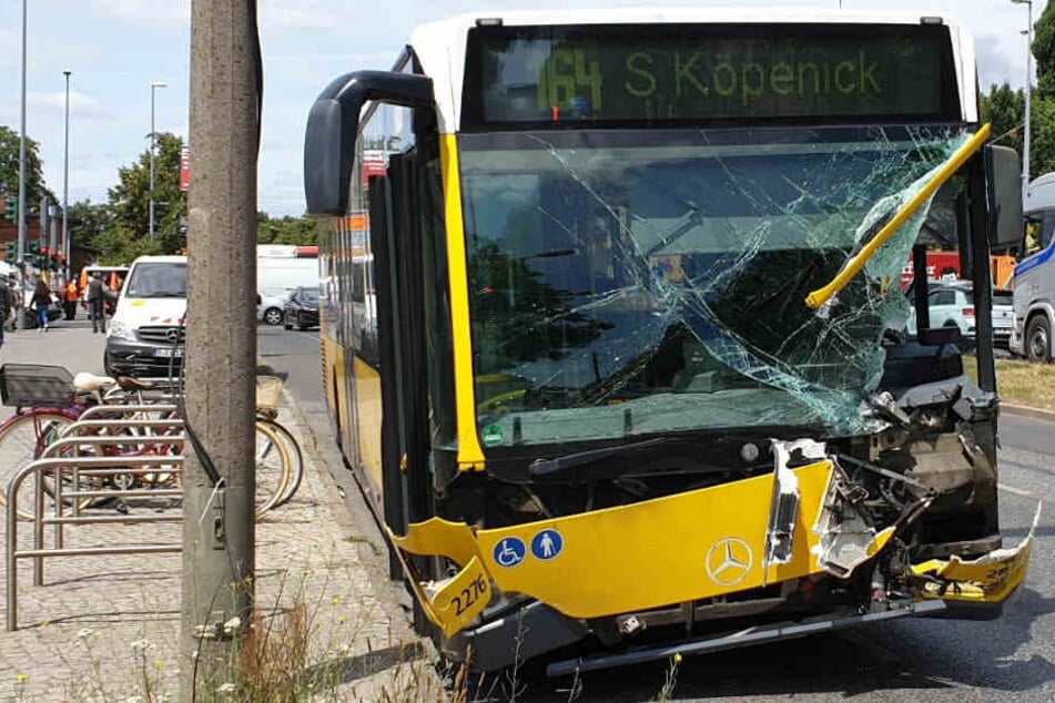 Der schwer beschädigte Bus steht am Straßenrand.