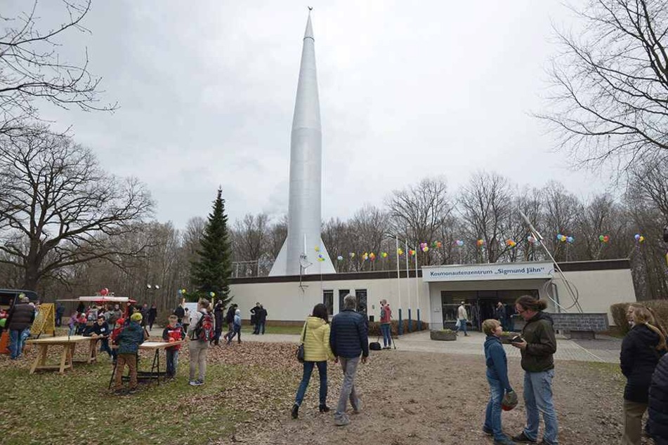 Viele Chemnitzer kamen zum Kosmonautenzentrum im Küchwald, um mit Sigmund Jähn zu feiern.