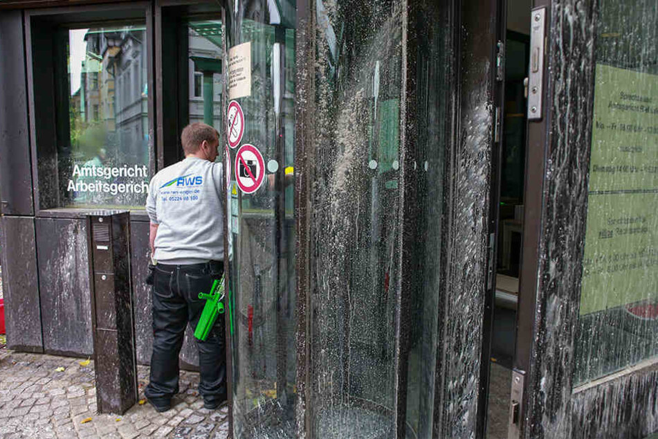 Der Hausmeister des Gerichts hat gegen 6.30 Uhr den Zement entdeckt und umgehend der Polizei gemeldet.