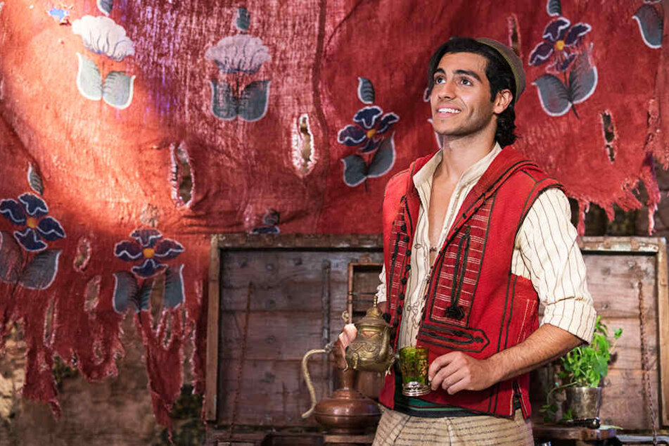 Aladdin (Mena Massoud) findet die Wunderlampe und damit auch Dschinni.