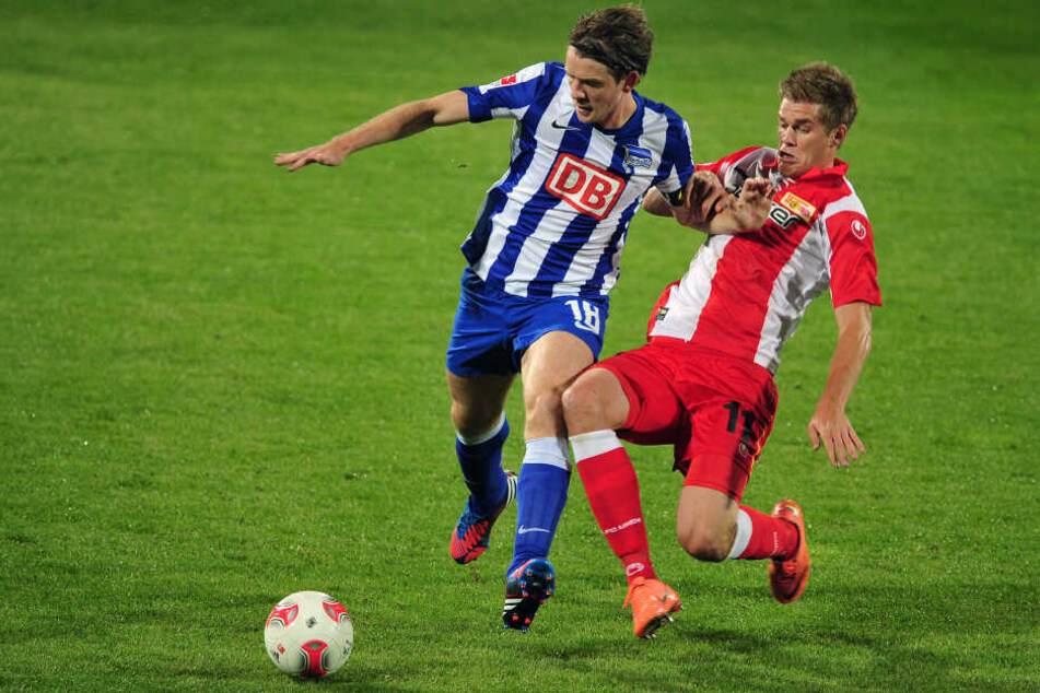 Union Berlins Simon Terodde (r) im Zweikampf mit Herthas Peter Niemeyer im Derby am 03.09.2012 in Berlin.